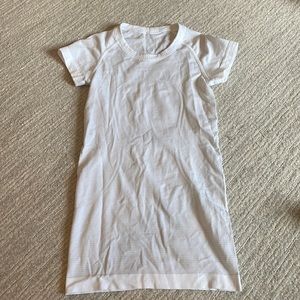 Size 4 lululemon shirt